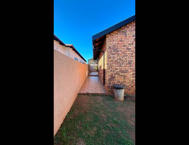 3 BEDROOM HOUSE FOR SALE IN PROTEA NORTH